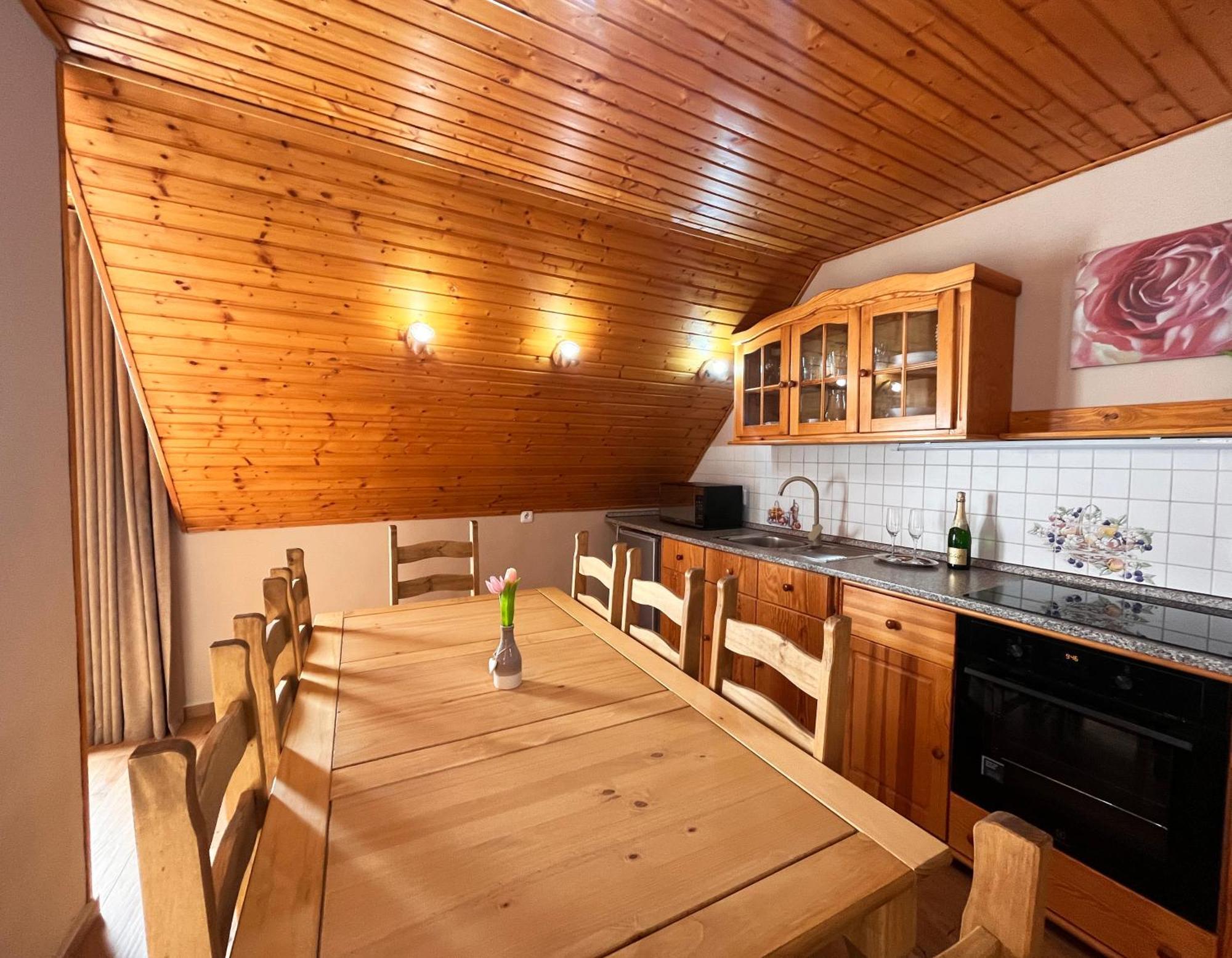 Aparthotel Jurika Liptov à Liptovský Mikuláš Extérieur photo